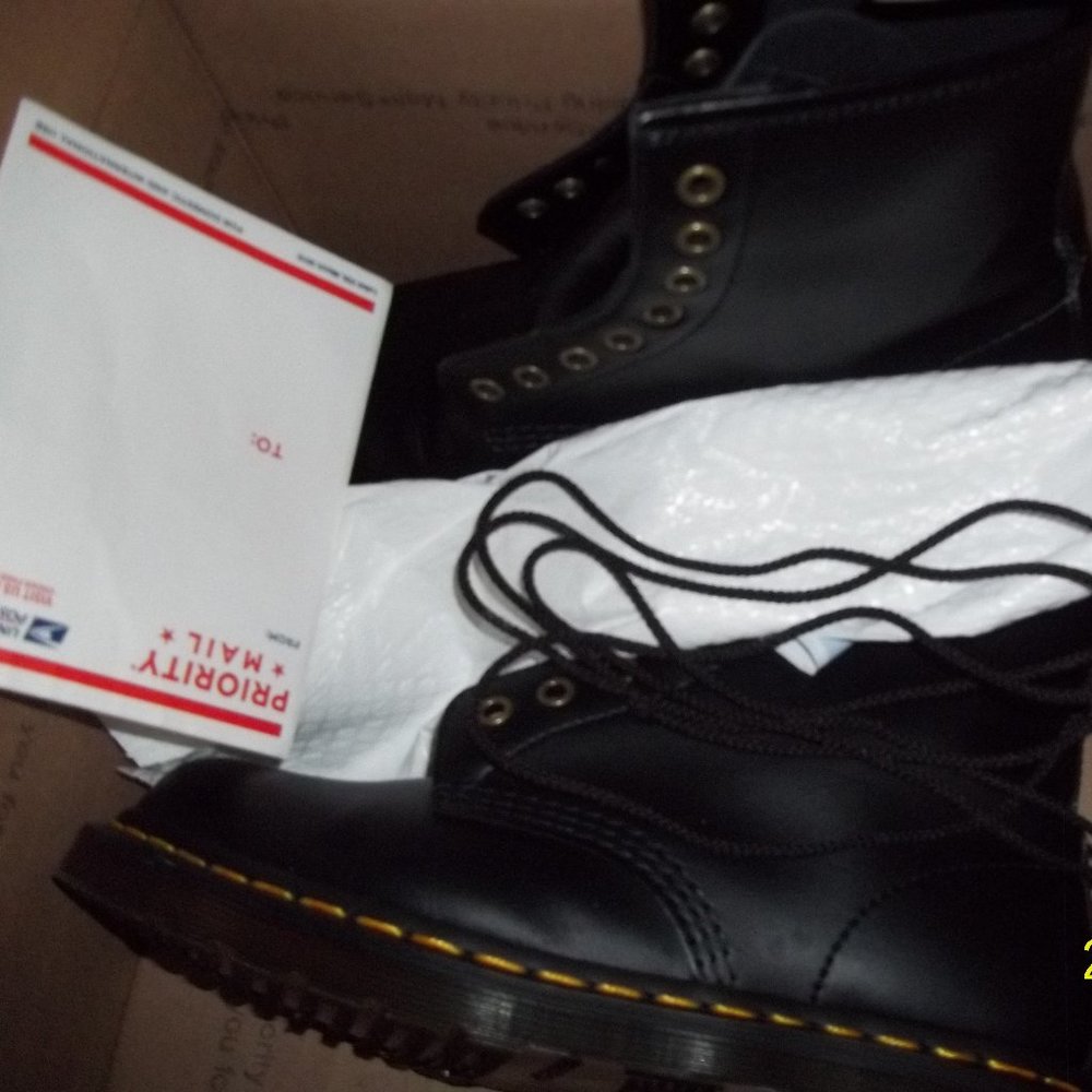 DOC. MARTENS  BLACK UNISEX SIZE 7 TTHE ORIGINAL AIR  WAIR